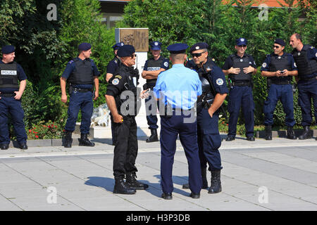 Kosovo Polizeioffiziere von der regionalen operativen Support Unit (ROSU) außerhalb der Nationalversammlung in Pristina, Kosovo Stockfoto