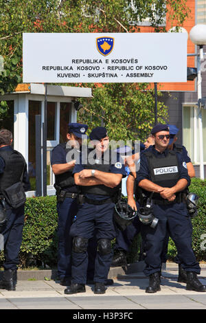 Kosovo Polizeioffiziere von der regionalen operativen Support Unit (ROSU) außerhalb der Nationalversammlung in Pristina, Kosovo Stockfoto