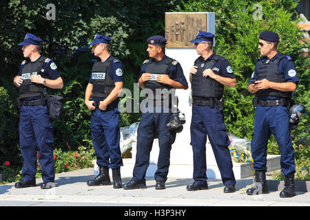 Kosovo Polizeioffiziere von der regionalen operativen Support Unit (ROSU) außerhalb der Nationalversammlung in Pristina, Kosovo Stockfoto