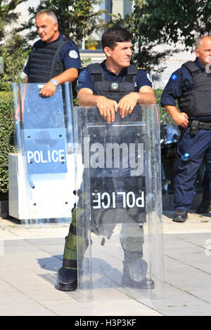 Kosovo Polizeioffiziere von der regionalen operativen Support Unit (ROSU) außerhalb der Nationalversammlung in Pristina, Kosovo Stockfoto