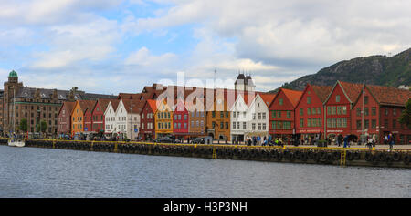 Bryggen (Dock), auch bekannt als Tyskebryggen, besteht aus einer Reihe von hanseatischen gewerblich genutzten Gebäuden in Bergen, Norwegen Stockfoto