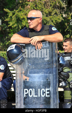 Kosovo Polizeioffiziere von der regionalen operativen Support Unit (ROSU) außerhalb der Nationalversammlung in Pristina, Kosovo Stockfoto