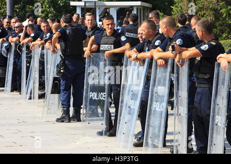 Kosovo Polizeioffiziere von der regionalen operativen Support Unit (ROSU) außerhalb der Nationalversammlung in Pristina, Kosovo Stockfoto