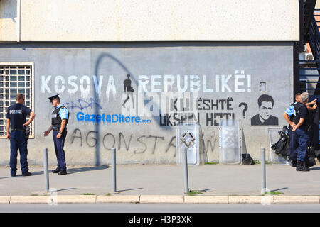 Kosovo Polizeioffiziere von der regionalen operativen Support Unit (ROSU) außerhalb der Nationalversammlung in Pristina, Kosovo Stockfoto