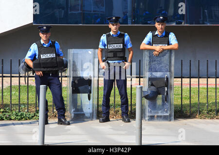 Kosovo Polizeioffiziere von der regionalen operativen Support Unit (ROSU) außerhalb der Nationalversammlung in Pristina, Kosovo Stockfoto