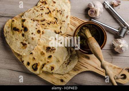 Hausgemachte indische Naan-Brot mit Knoblauch-Sauce, einfach und lecker Stockfoto