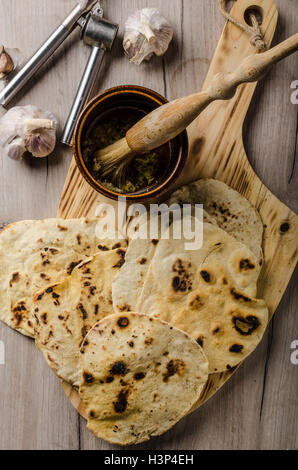 Hausgemachte indische Naan-Brot mit Knoblauch-Sauce, einfach und lecker Stockfoto