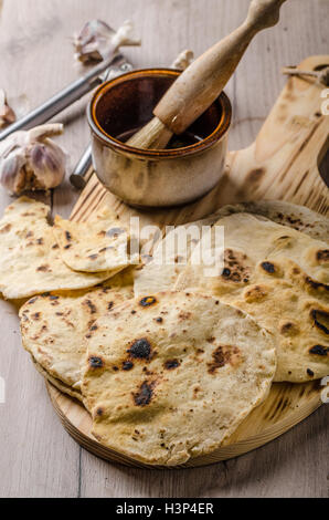 Hausgemachte indische Naan-Brot mit Knoblauch-Sauce, einfach und lecker Stockfoto