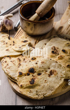 Hausgemachte indische Naan-Brot mit Knoblauch-Sauce, einfach und lecker Stockfoto