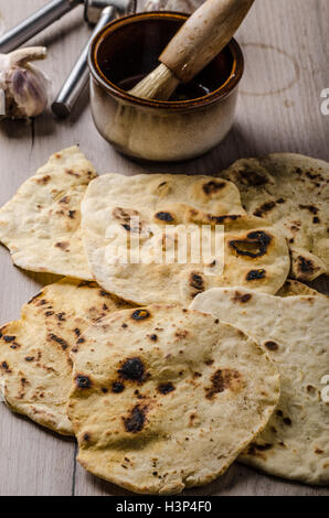 Hausgemachte indische Naan-Brot mit Knoblauch-Sauce, einfach und lecker Stockfoto