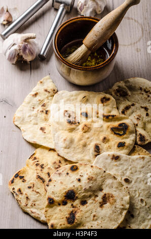 Hausgemachte indische Naan-Brot mit Knoblauch-Sauce, einfach und lecker Stockfoto