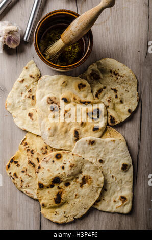 Hausgemachte indische Naan-Brot mit Knoblauch-Sauce, einfach und lecker Stockfoto