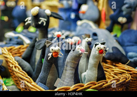 Riga, Lettland - 26. Dezember 2015: Textile Katzenspielzeug platziert in einem Korb an einem der Stände während des Weihnachtsmarktes in Riga, Lettland. Selektiven Fokus Stockfoto