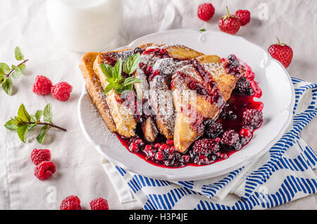 French Toast mit Früchten und Wald Frucht Stockfoto