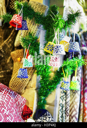 Riga, Lettland - 26. Dezember 2015: Kleiner Teil des Weihnachtsbaumes mit hängenden handgemachte ornamentale Dekorationen. Selektiven Fokus Stockfoto