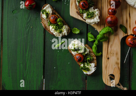Gegrilltes Toast mit Mozzarella, Tomaten und hausgemachten Pesto, Gemüse am Spieß Stockfoto
