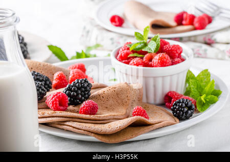 Kakao-Pfannkuchen mit Schokolade und Obst, garniert mit Obst und Marmelade Maded aus dieser Frucht, alles hausgemacht Stockfoto