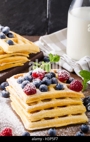 Hausgemachte Waffeln mit Beeren garniert mit Schokolade Stockfoto