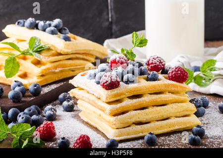 Hausgemachte Waffeln mit Beeren garniert mit Schokolade Stockfoto