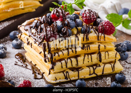 Hausgemachte Waffeln mit Beeren garniert mit Schokolade Stockfoto