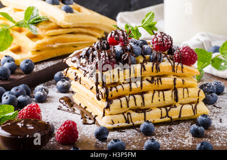 Hausgemachte Waffeln mit Beeren garniert mit Schokolade Stockfoto