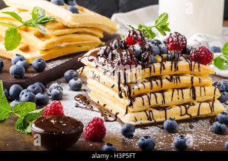 Hausgemachte Waffeln mit Beeren garniert mit Schokolade Stockfoto