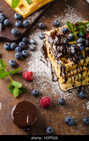 Hausgemachte Waffeln mit Beeren garniert mit Schokolade Stockfoto