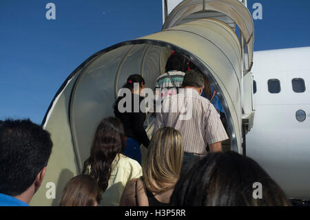 Reisen-Szene kommen Passagiere ins Flugzeug dachte Kunststoffrohr. Stockfoto