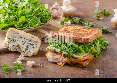 Französischer Toast-blau-Käse-Salat, köstlichen Schinken, Käse überbacken Stockfoto