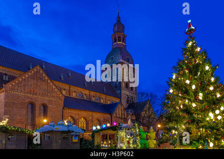 Dom zu Riga in der Nähe der Weihnachtsmarkt in Alt-Riga, Lettland. Die Kathedrale wurde im Jahre 1211 von Livisch Bischof Albert von Riga gebaut. Es ist die größte mittelalterliche Kathedrale in den baltischen Staaten. Stockfoto