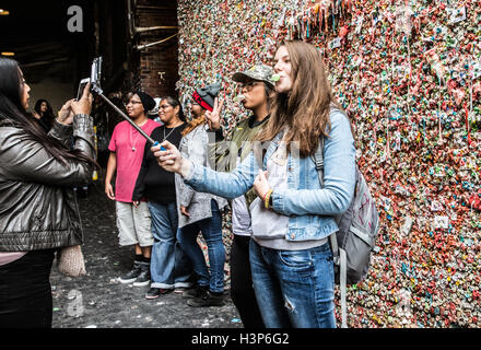 Touristen fotografieren an der Kaugummi Wand außerhalb Pike Place Market in Seattle. Stockfoto