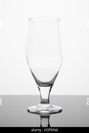 Leeres Bierglas isoliert Ob schwarze Brett elegant auf weißem Hintergrund Stockfoto