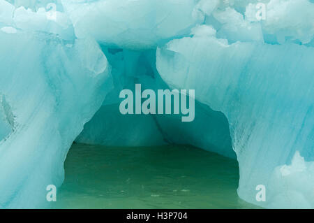 Kleinen Eisberg Höhle am Bengtsenbutka, Spitzbergen, Norwegen Stockfoto