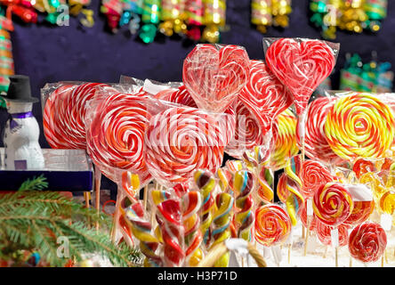 Stall mit traditionellen bunten und festlichen Bonbons auf Weihnachtsmarkt in Vilnius, Litauen. Süßigkeiten sind sehr beliebt bei solchen Stockfoto