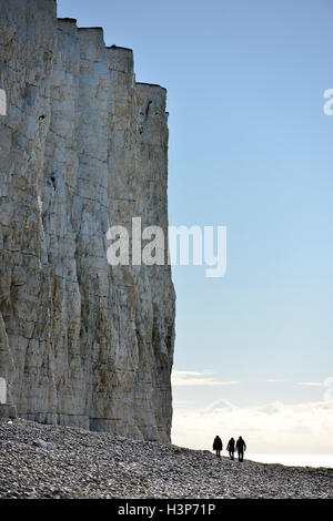 Kreidefelsen an der Küste von Sussex in der Nähe von Beachy Head, Eastbourne, Zwerg-Touristen Stockfoto