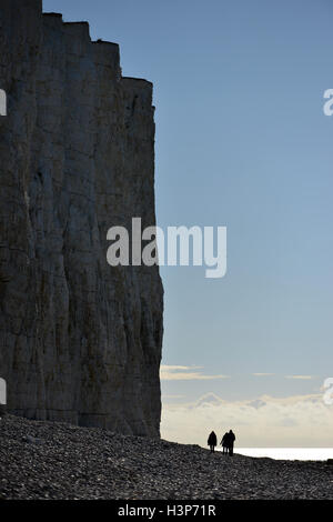 Kreidefelsen an der Küste von Sussex in der Nähe von Beachy Head, Eastbourne, Zwerg-Touristen Stockfoto