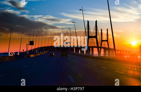 Morgendämmerung im Anflug auf die Vasco da Gama Bridge in Portugal die längste in Europa. Stockfoto