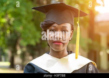 ziemlich afrikanische weibliche College-Absolvent Stockfoto