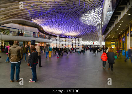 Kings Cross Station modernen Halle Stockfoto