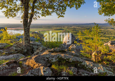 Petit Jean Staatspark, AR: Eine Ansicht des Arkansas River Valley von Petit Jean Grabstätte übersehen Stockfoto