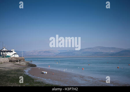 Strand und Mündung bei Aberdyfi / Aberdovey Wales mit Gebäuden und Boot Berge Snowdonia mit blauem Himmel und Meer Stockfoto