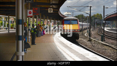 Ein Jungfrau InterCity 225 Zug zieht in York Bahnsteig 9 auf der London Kings Cross in Edinburgh route Stockfoto