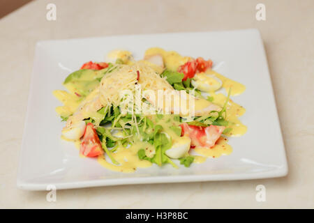 Salat mit Eiern, Tomaten, Hähnchen und Käse Stockfoto