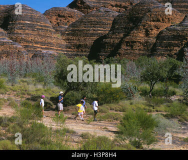 Touristen, die zu Fuß in die Bungle Bungle Range. Stockfoto