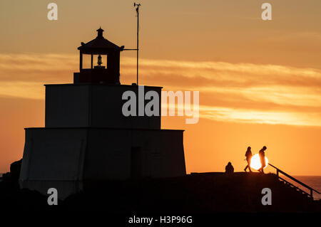 Sonnenuntergang am Amphitrite Point Lighthouse - Ucluelet, Vancouver Island, British Columbia, Kanada Stockfoto