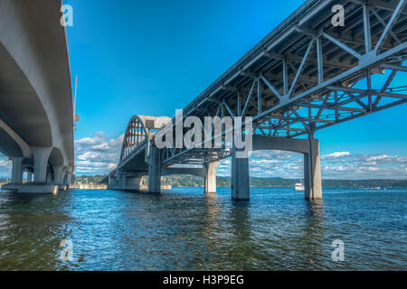 Ein Blick unter die i-90 Brücke in Seattle, Washington. HDR-Bild. Stockfoto