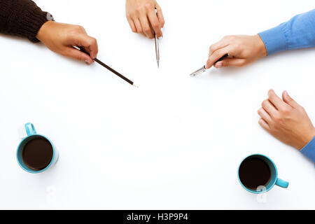 Weiße Arbeitsbereich und Hände zeigen Stockfoto