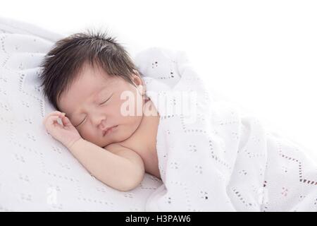 -MODELL VERÖFFENTLICHT. Neugeborenes Babymädchen in weißen Decke eingeschlafen. Stockfoto