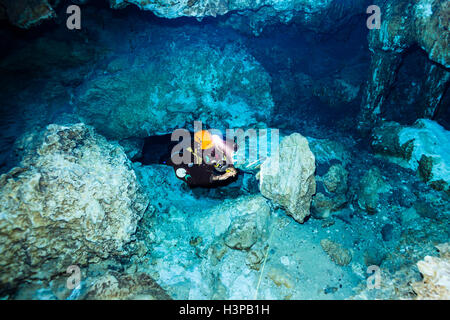 Cave Diver in Höhle Cenote, Yucatan Tulum Mexiko Stockfoto