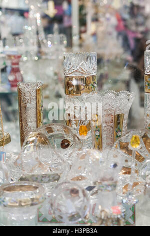 Böhmisches Kristall in einem Schaufenster in Prag. Tschechische Republik Stockfoto